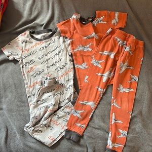 Set of 2 pairs of Carters Jet Pajamas size 6